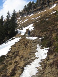 Auf dem Weg hat es noch Schnee