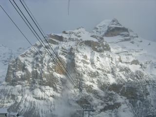 Ein Sonnenstrahl am gegenüberliegenden Berg