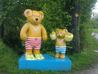 Figuren am Eingang zun Schwimmbad