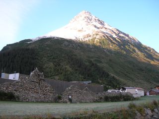 Lawinenschutzmauer in Galtür am Morgen